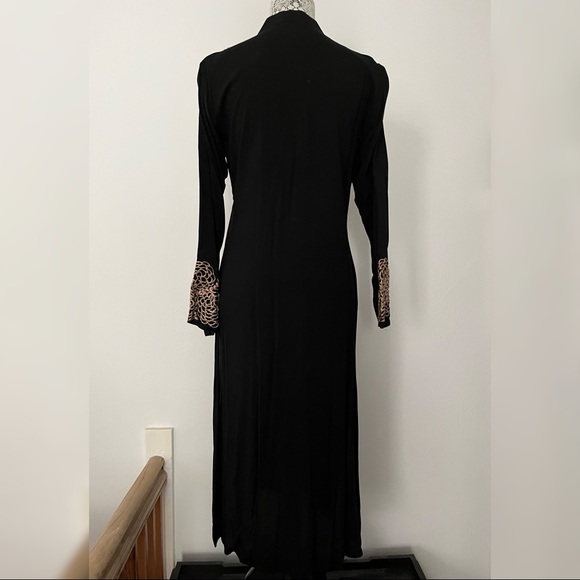 Traditional Embroidered Salwar Suit (includes tunic, pants, and dupatta/shawl) - Picture 4 of 5